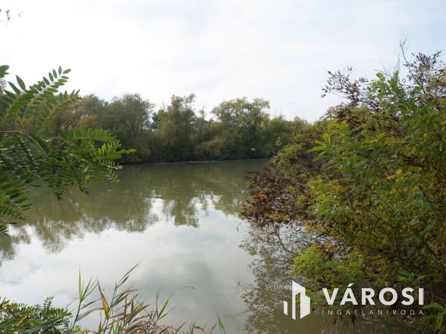 Közműves körbekerített telek Szanazugban!