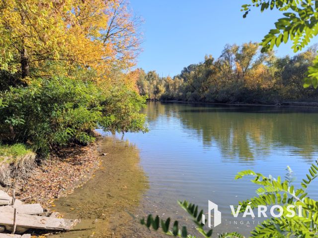 Közműves körbekerített telek Szanazugban!
