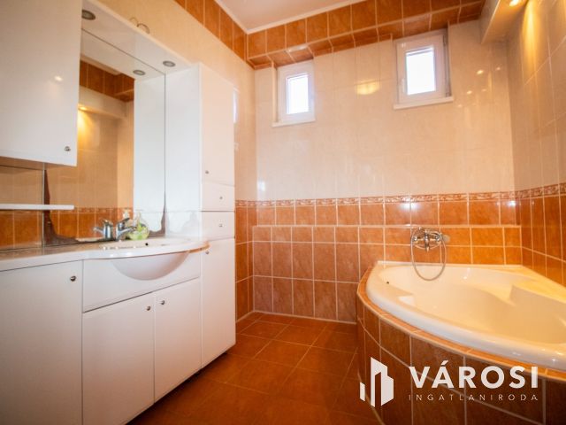 120 m² tégla ház új tetővel és szép udvarral