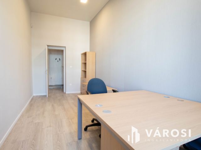 15 m2-es, 3. emeleti iroda kiadó a Podmaniczky utcában