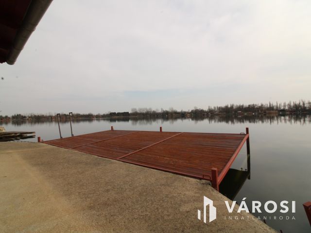 Kiváló kis horgászház a Borosgyáni tónál.