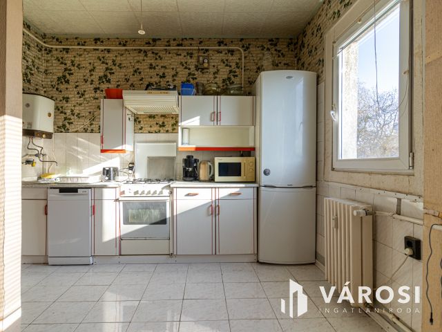 2 szoba+étkezős 60 m2-es lakás a József Attila lakótelepen!