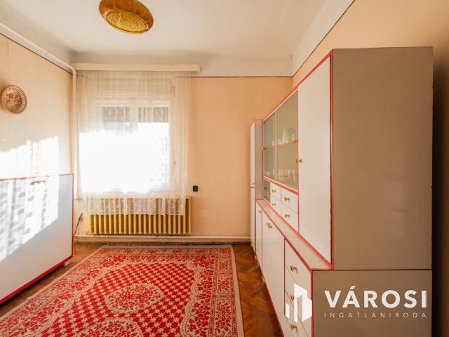 Napfényes családi ház, jó szerkezettel, a Várhoz közel