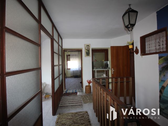 Vásárhelyen, Újvároson 6 szobás családház ajánlat.