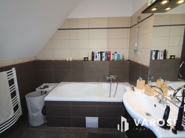 Újszerű, belső kétszintes modern lakás eladó Deszken