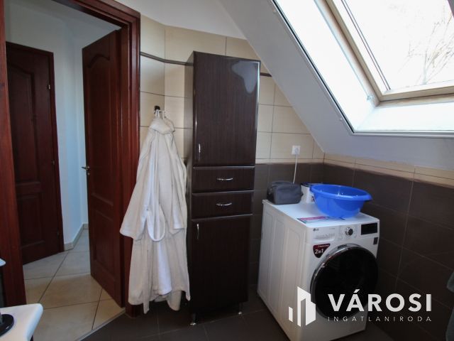 Újszerű, belső kétszintes modern lakás eladó Deszken