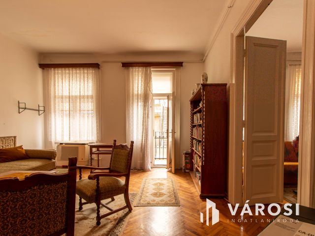 Világos erkélyes polgári lakás a VII. kerületben