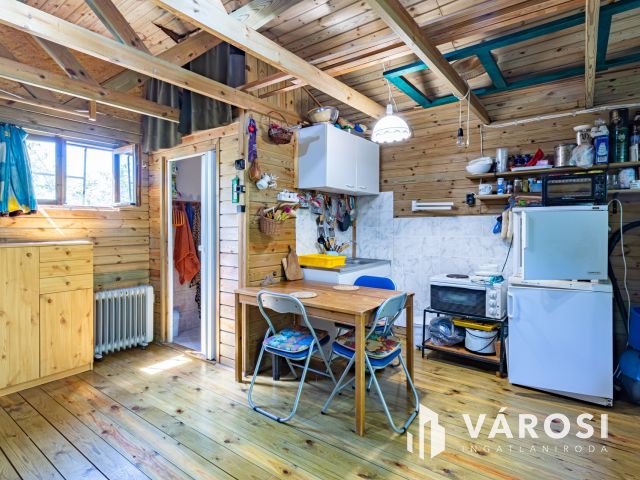 Építési telek Gödöllőn, kis faházzal