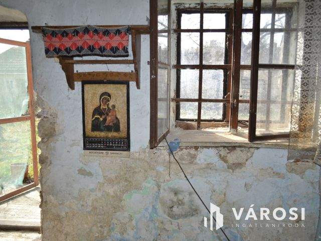 Felújít, vagy újat épít? 940 m2-es telken 2 lakásos kőház!