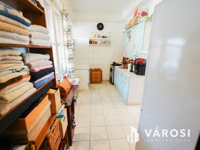 Szigetmonostor központi részén!