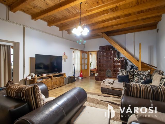 Két lakrészes 5 szobás lakás, saját kertrésszel