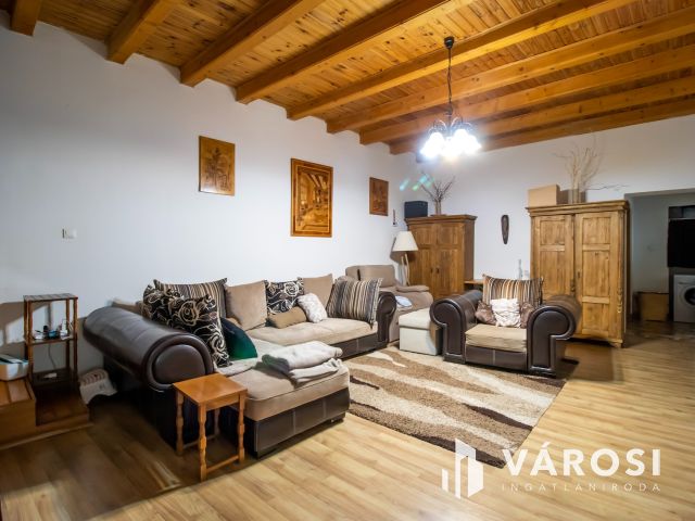 Két lakrészes 5 szobás lakás, saját kertrésszel