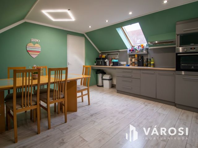 Két lakrészes 5 szobás lakás, saját kertrésszel