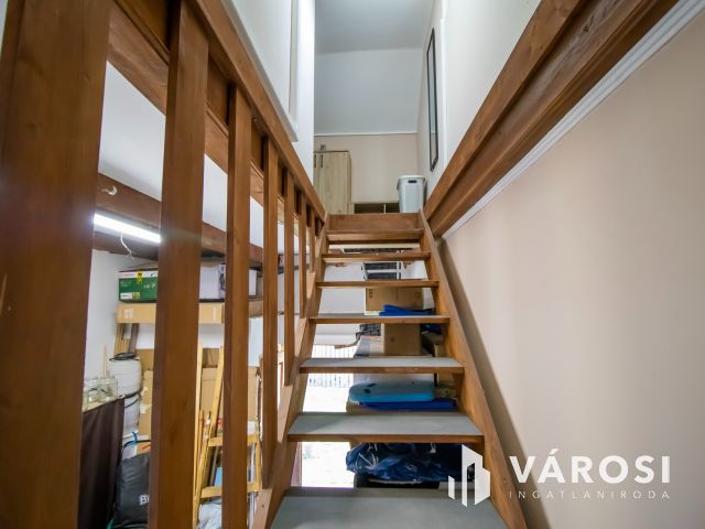 Két lakrészes 5 szobás lakás, saját kertrésszel