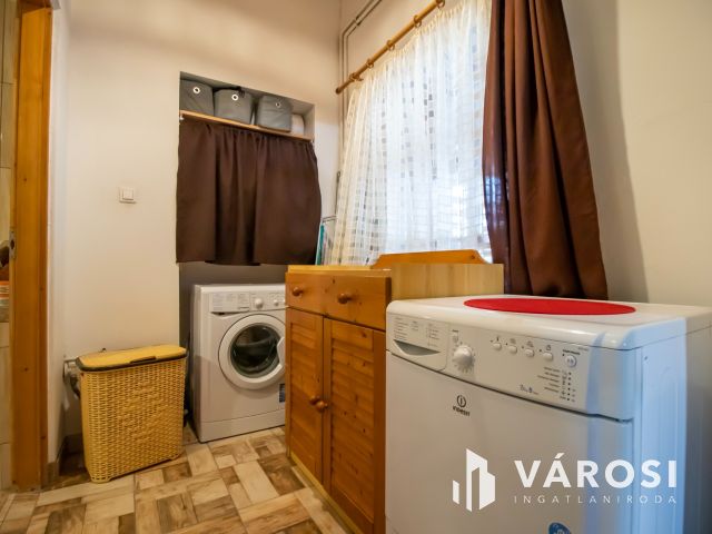 Két lakrészes 5 szobás házrész, saját kertrésszel