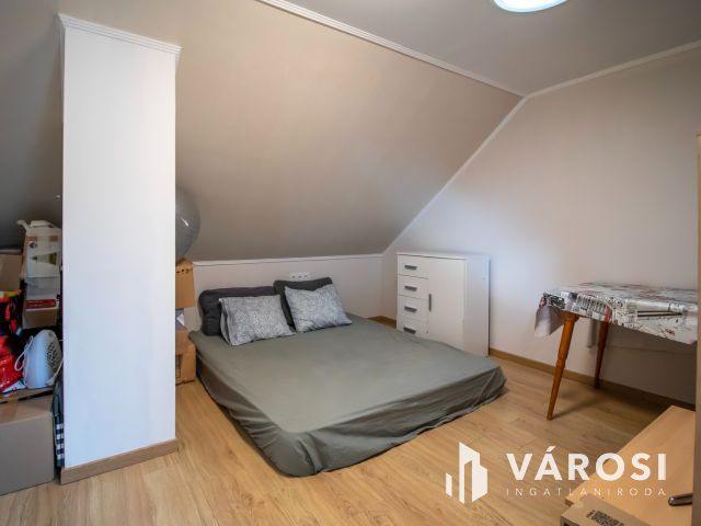 Két lakrészes 5 szobás házrész, saját kertrésszel