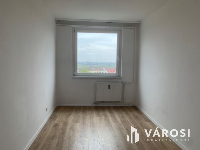 Derék utcán eladó egy  felújított, panorámás lakás