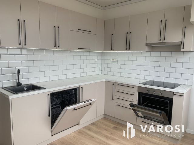 Derék utcán eladó egy  felújított, panorámás lakás