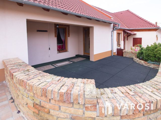 Csanaki családi ház eladó- kiváló adottságú telekkel