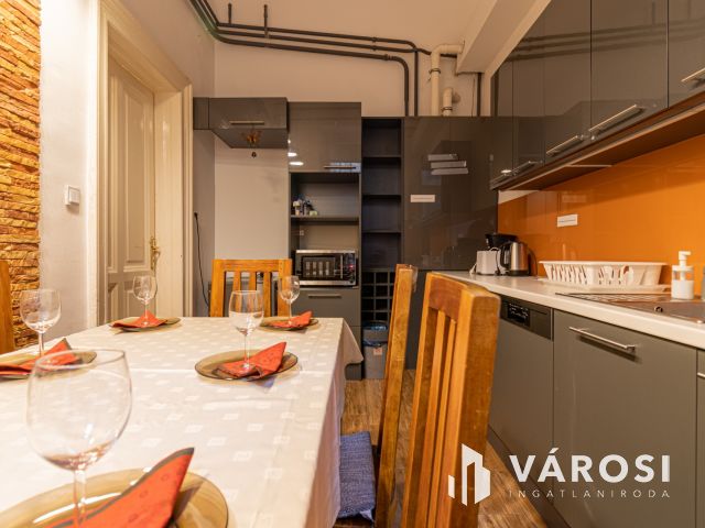 Jó állapotú magasföldszinti lakás az Urániánál!