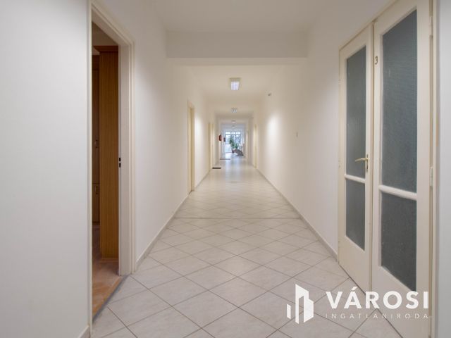 21 m2-es, részben berendezett, emeleti iroda a Pesti úton