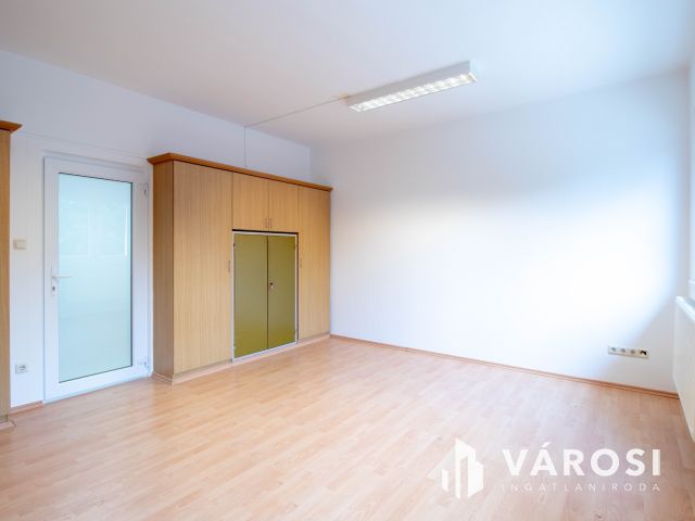 21 m2-es, részben berendezett, emeleti iroda a Pesti úton