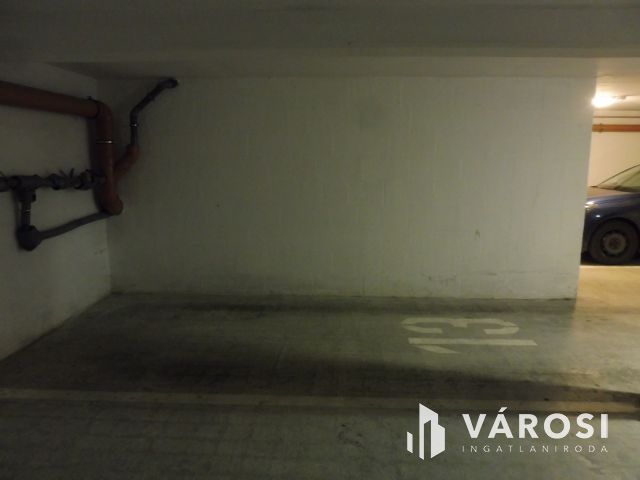 Belvárosi mélygarázs a TIK-nél eladó.
