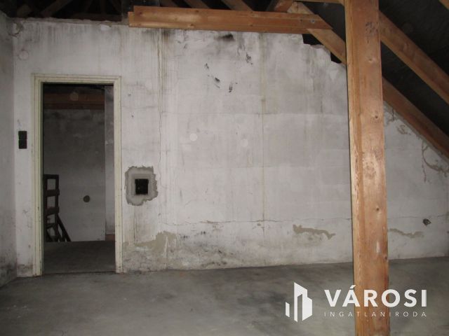 Kétszintes családi ház Dejtár központjához közel