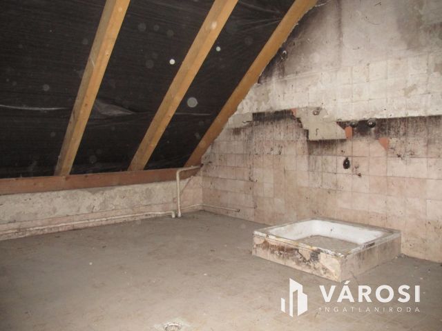 Kétszintes családi ház Dejtár központjához közel