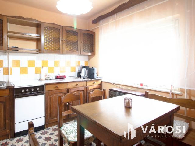 Közkedvelt utcában lépcsőmentes családi ház eladó!