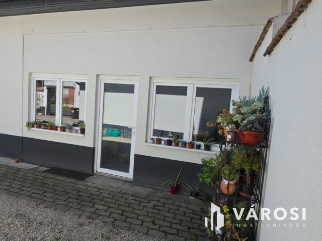 Zárt udvarban eladó 33m2-es helység, sok lehetőséggel!