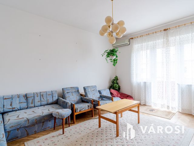 Szentháromság utcában korszerűsítendő 2 szobás lakás