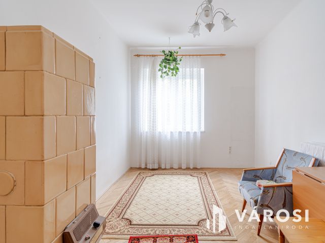 Szentháromság utcában korszerűsítendő 2 szobás lakás