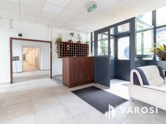 48 m2-es, két helyiséges, teakonyhás, 2.emeleti iroda