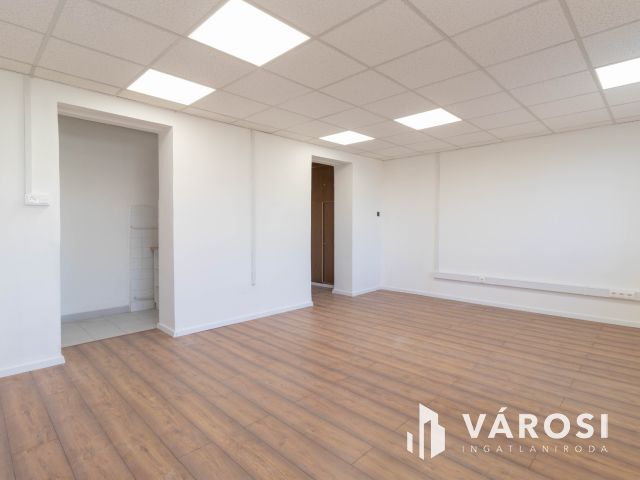 48 m2-es, két helyiséges, teakonyhás, 2.emeleti iroda