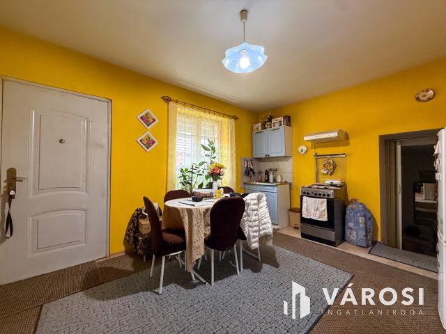 Karancslapujtőn főútvonal mellett családi ház eladó!