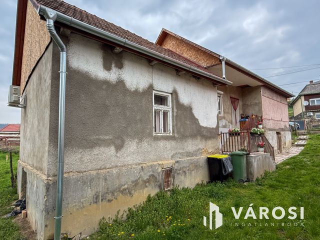 Karancslapujtőn főútvonal mellett családi ház eladó!