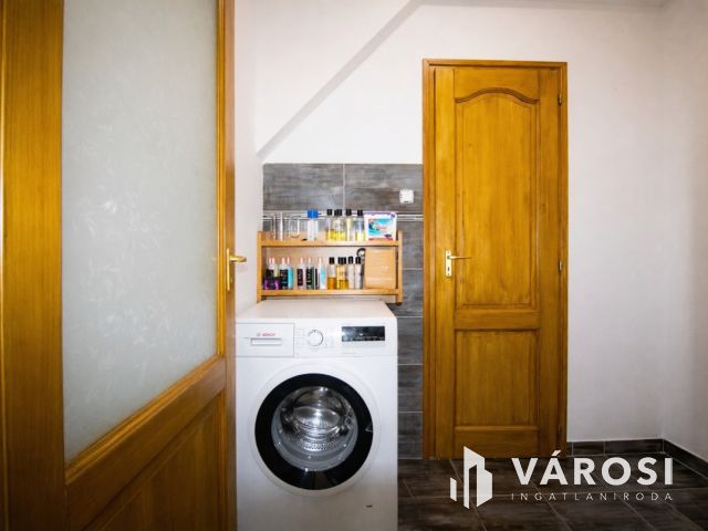 Modern családi otthon és kész üzemi bázis