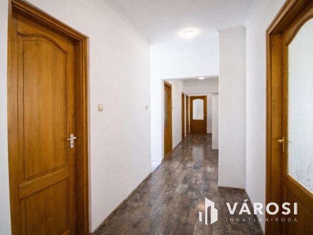 Modern családi otthon és kész üzemi bázis