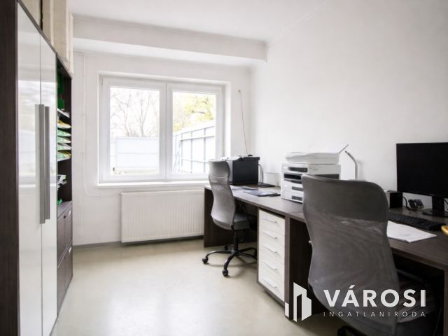 Modern családi otthon és kész üzemi bázis