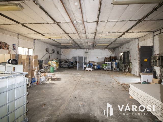 Modern családi otthon és kész üzemi bázis