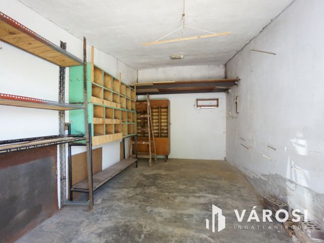 Eladó garázs az Űrhajós utcában