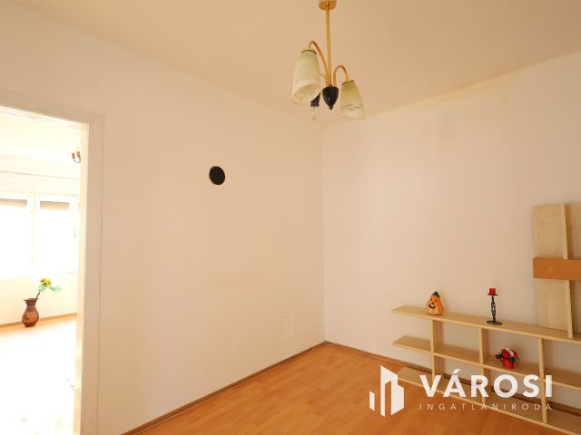 Napfény a város szélén.