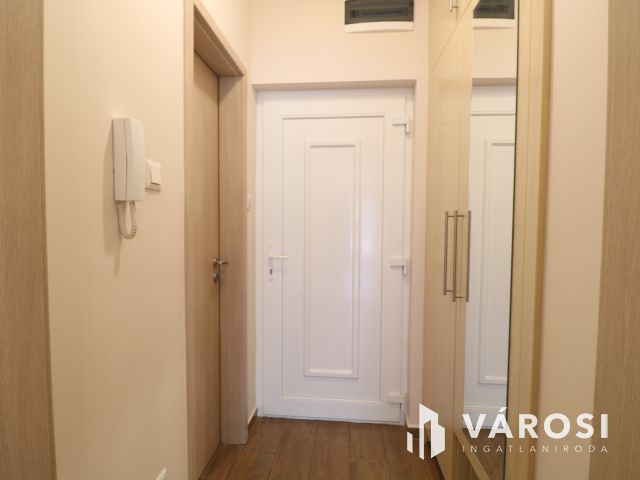 Családias lakóparkban 1. emelti lakás eladó.