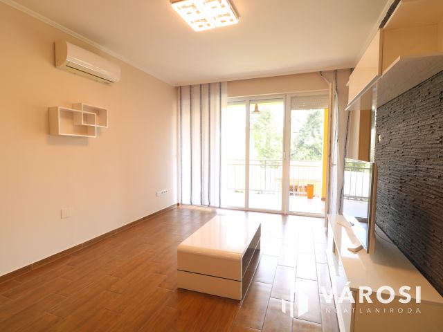 Családias lakóparkban 1. emelti lakás eladó.