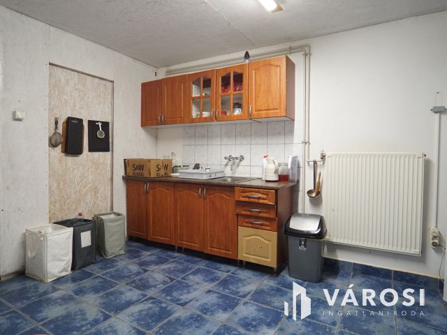 Kiadó telephely kisebb-nagyobb épületei