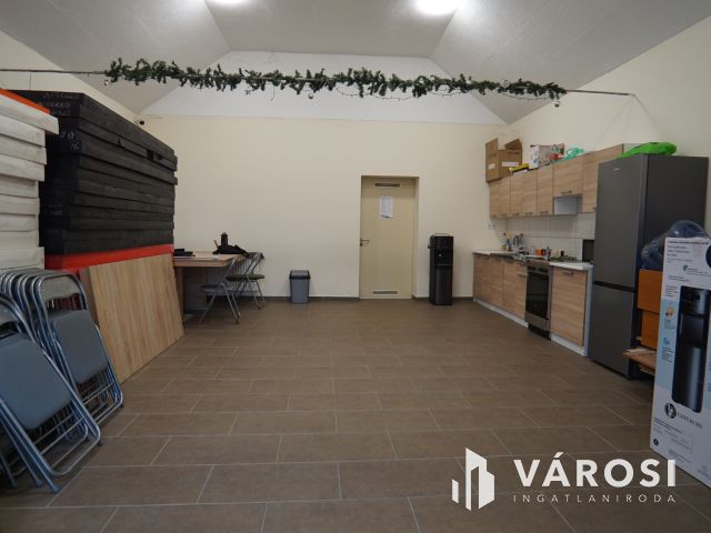 Kiadó telephely kisebb-nagyobb épületei