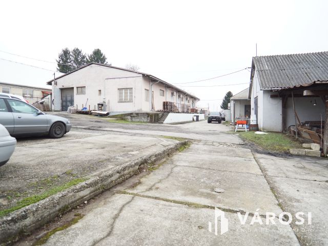 Kiadó telephely kisebb-nagyobb épületei