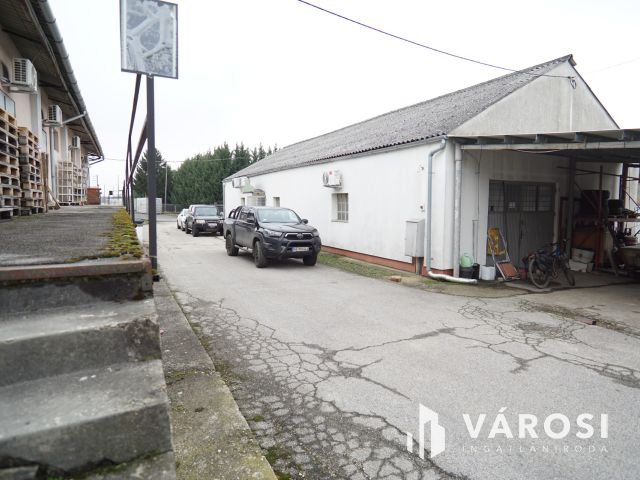 Kiadó telephely kisebb-nagyobb épületei