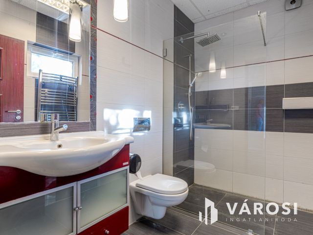 Medencés ház Gyálaréten